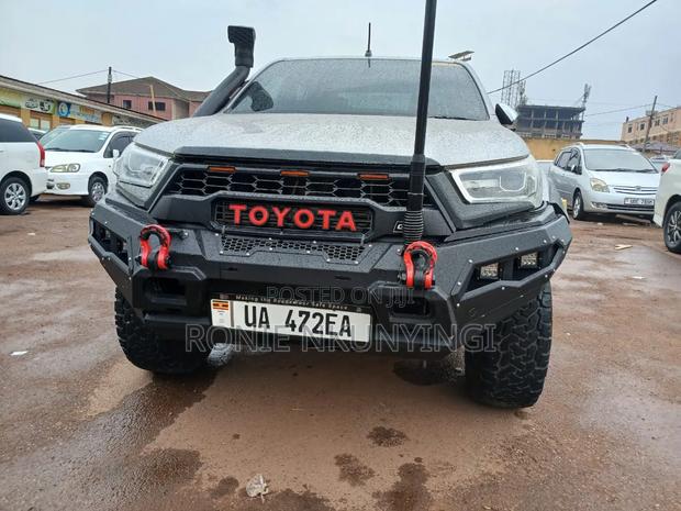 Toyota Hilux 2019 Silver