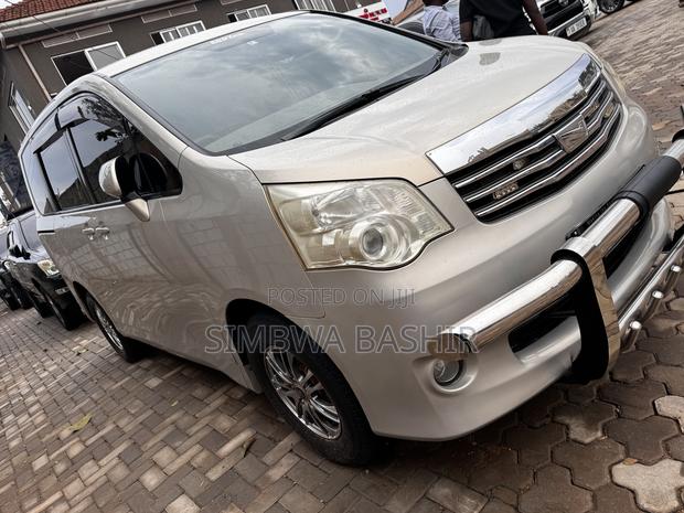Toyota Noah 2010