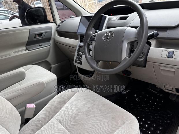 Toyota Noah 2010