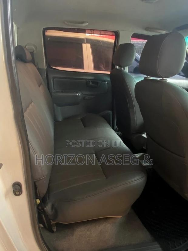 Toyota Hilux 2011 White