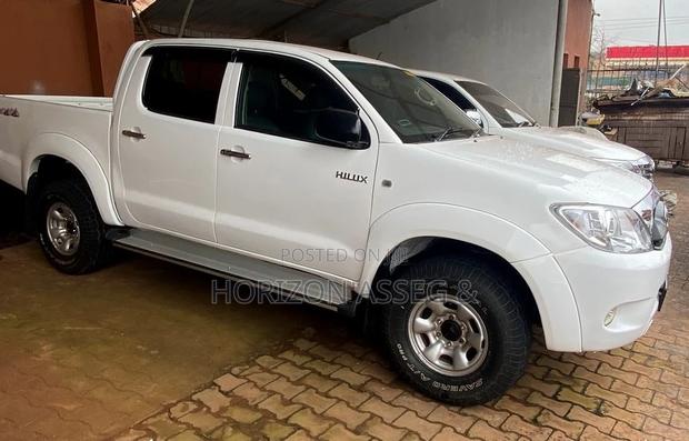 Toyota Hilux 2011 White