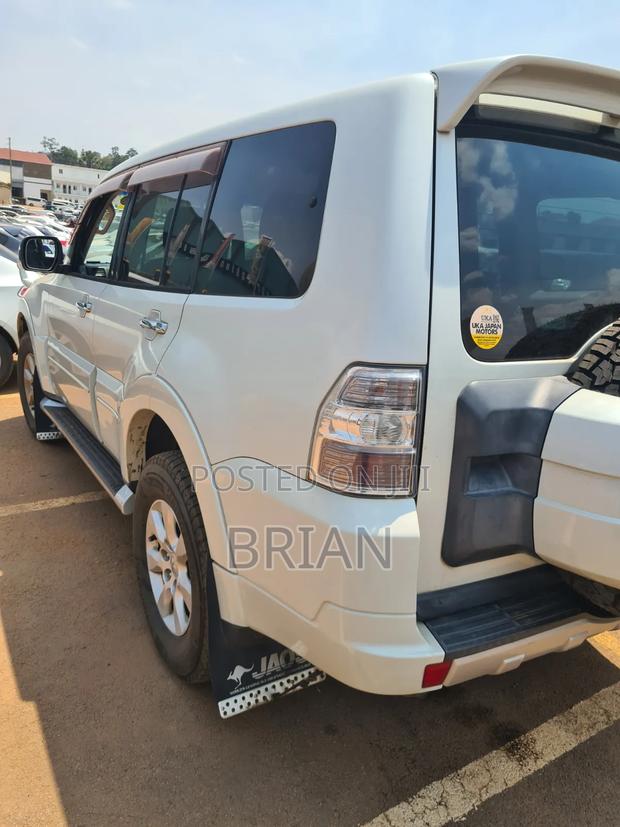 Mitsubishi Pajero 2011 White