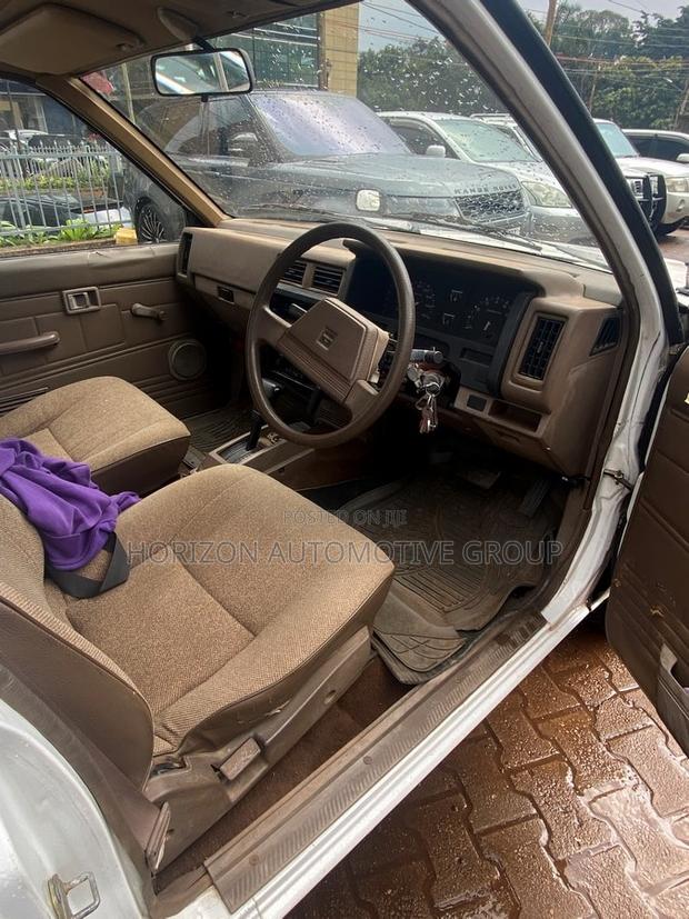 Nissan Hardbody 1990 White