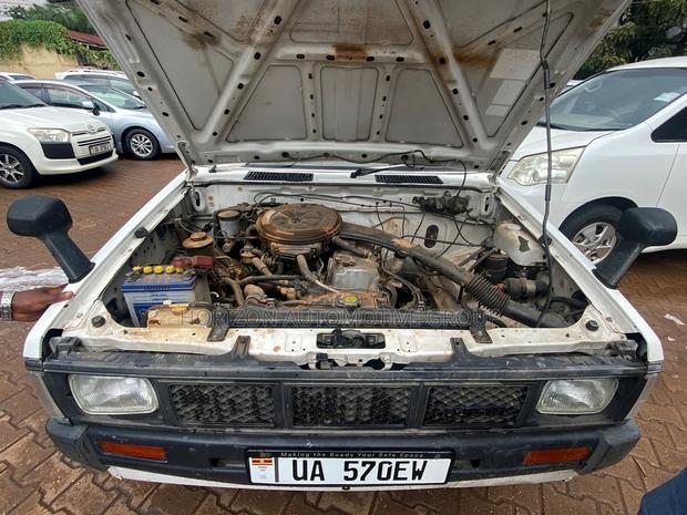 Nissan Hardbody 1990 White
