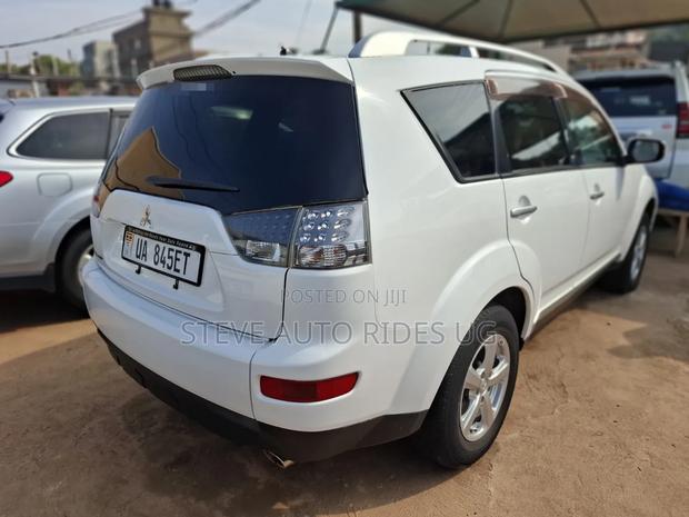 Mitsubishi Outlander 2010 White