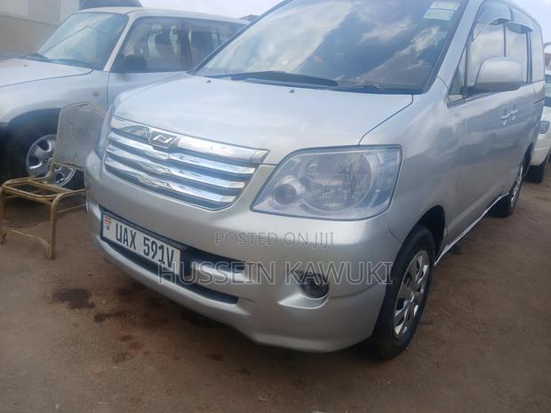 Toyota Noah 2004 Silver
