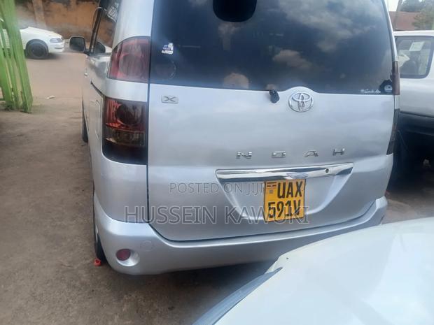 Toyota Noah 2004 Silver