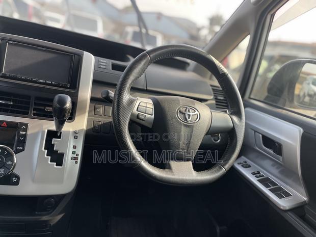 Toyota Noah 2.0 143hp AWD (8 Seater) 2013 White