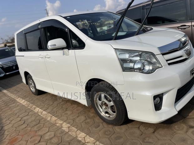 Toyota Noah 2.0 143hp AWD (8 Seater) 2013 White