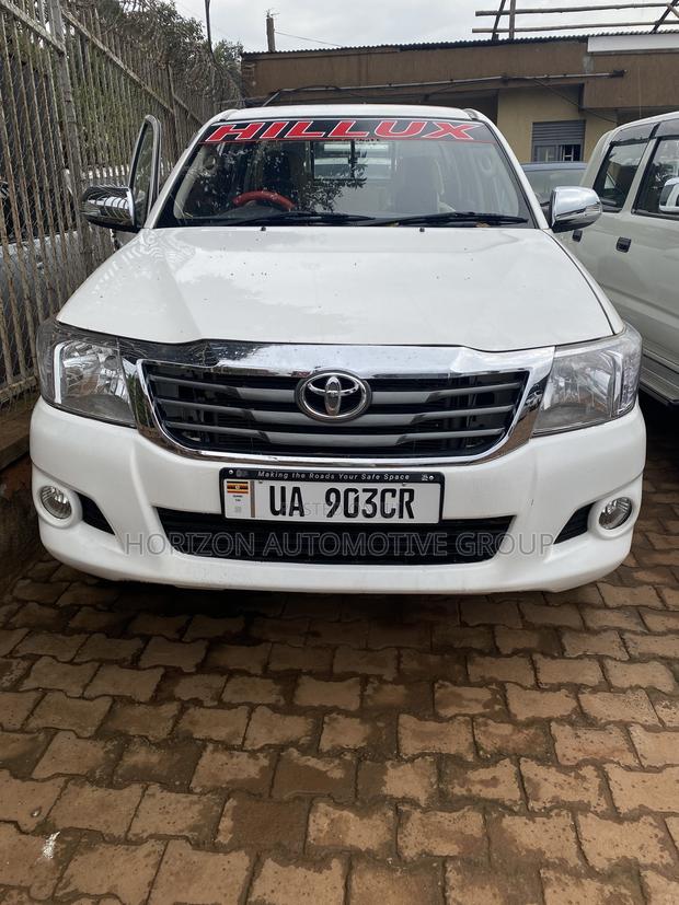 Toyota Hilux 2.5 D-4D 4X4 SRX 2010 White