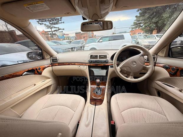 Mercedes-Benz E300 2008 Gold