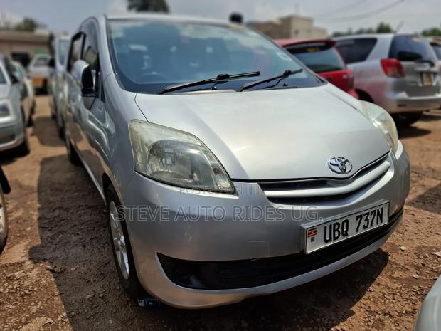 Toyota Passo Sette 2010 Silver