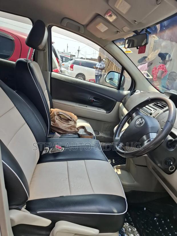 Toyota Passo Sette 2010 Silver