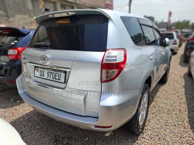 Toyota Vanguard 2010 Silver