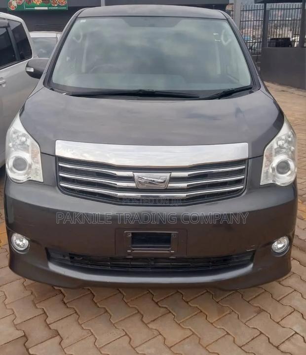 Toyota Noah 2013 Gray
