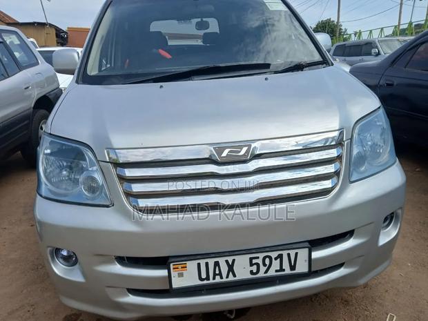 Toyota Noah 2005 Silver