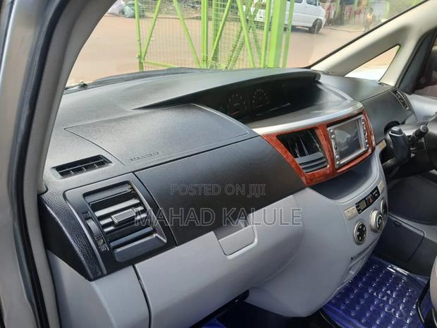 Toyota Noah 2005 Silver