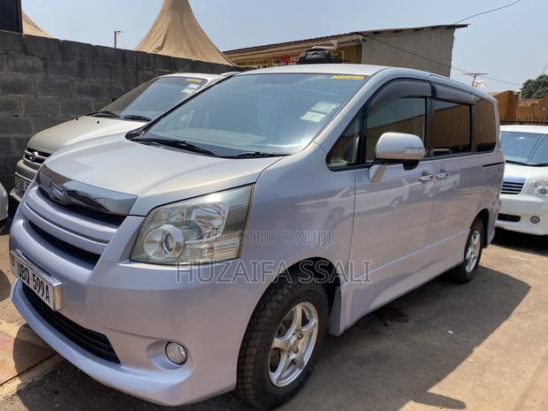 Toyota Noah 2010 Silver