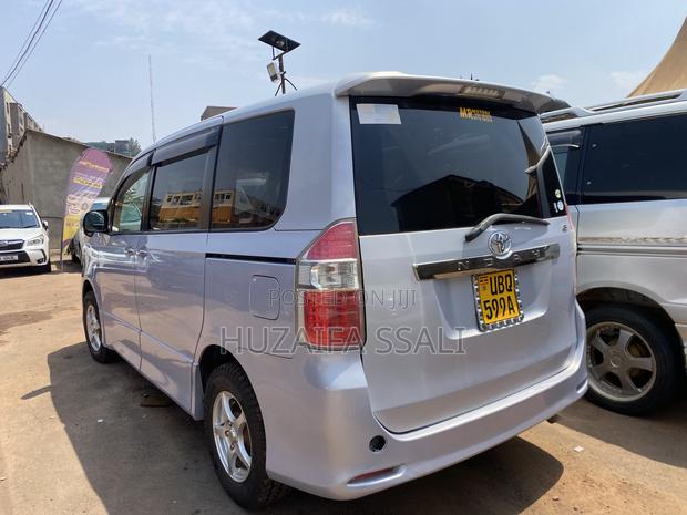 Toyota Noah 2010 Silver