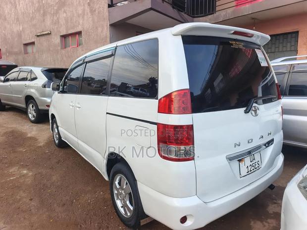 Toyota Noah 2005 Pearl