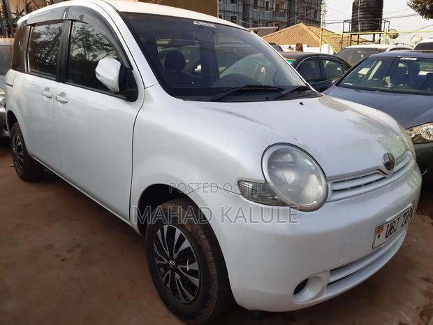Toyota Sienta 2009 White