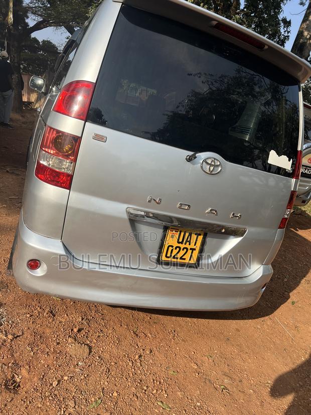Toyota Noah 2.0 FWD (8 Seater) 2003 Silver