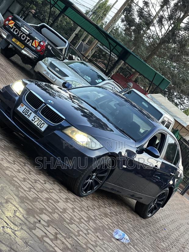 BMW 320i Sedan RWD 2002 White