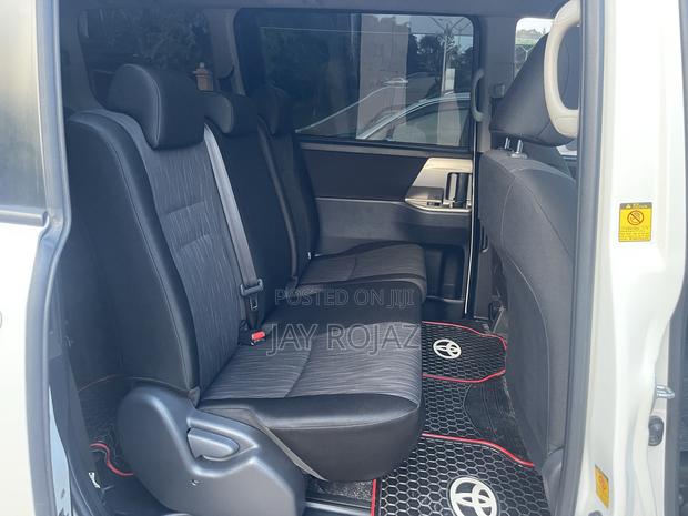 Toyota Noah 2.0 143hp AWD (8 Seater) 2011 White