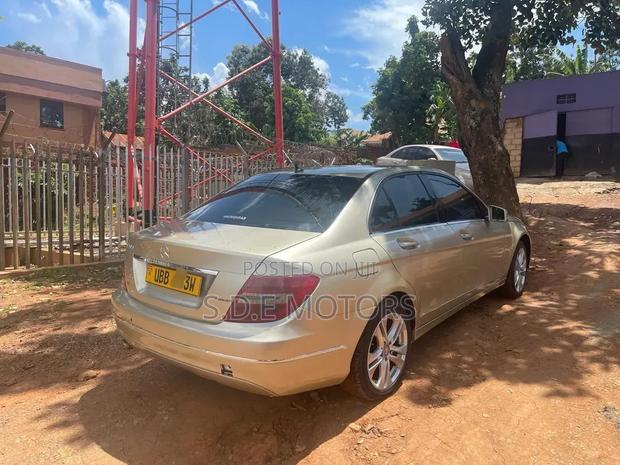 Mercedes-Benz C200 2011 Gold