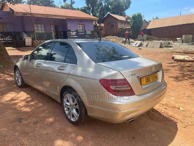 Mercedes-Benz C200 2011 Gold