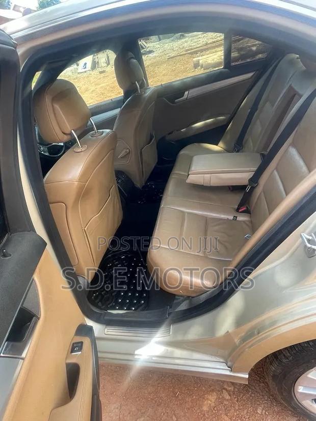 Mercedes-Benz C200 2011 Gold