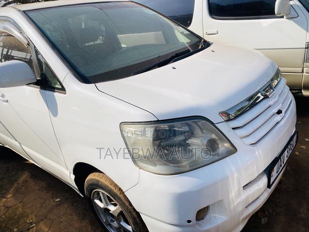 Toyota Noah 2004