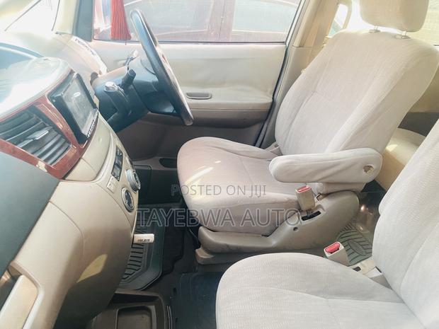 Toyota Noah 2004