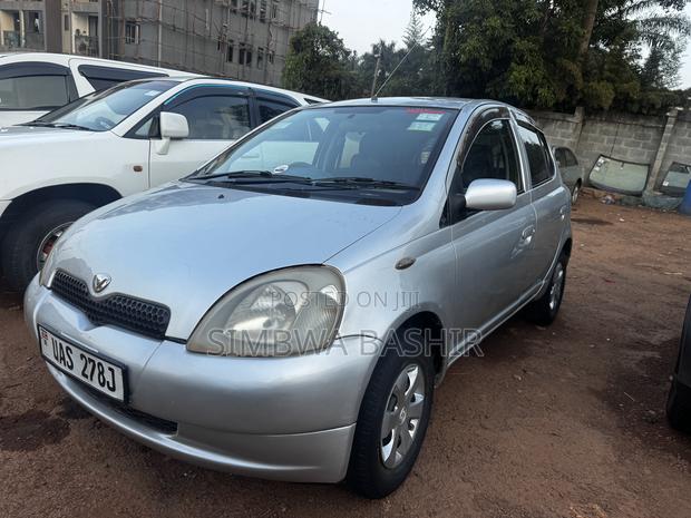 Toyota Vitz 2000 Silver