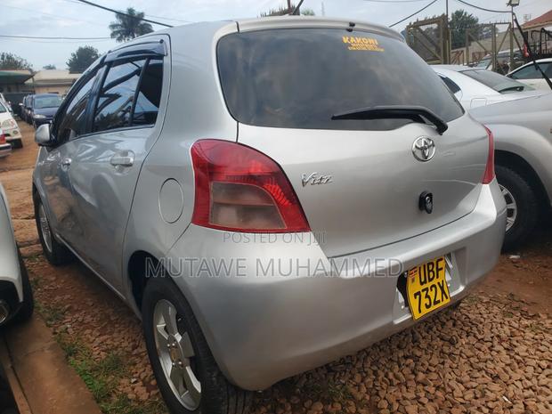 Toyota Vitz 2010 Silver