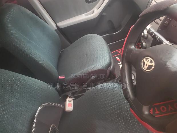 Toyota Vitz 2010 Silver