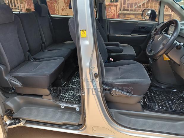 Toyota Noah 2009 Silver