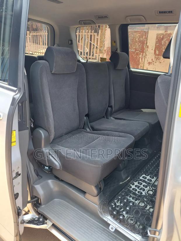 Toyota Noah 2009 Silver