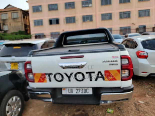 Toyota Hilux 2022 White