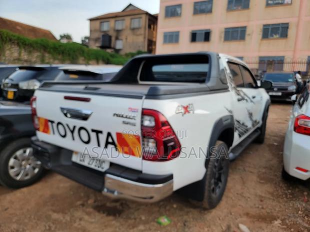 Toyota Hilux 2022 White