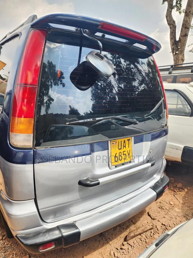 Toyota Noah 2001 Blue