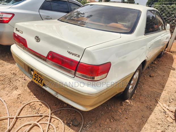 Toyota Mark II 2000 White