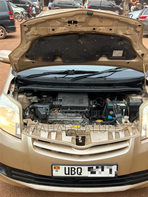 Toyota Passo Sette 2010 Gold