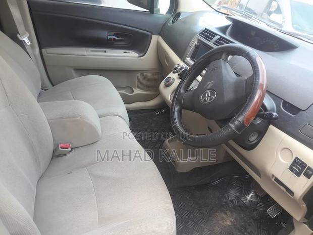 Toyota Passo Sette 2010 Gold