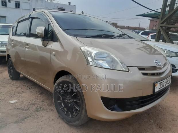 Toyota Passo Sette 2010 Gold