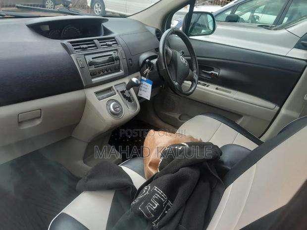 Toyota Passo Sette 2010 Silver