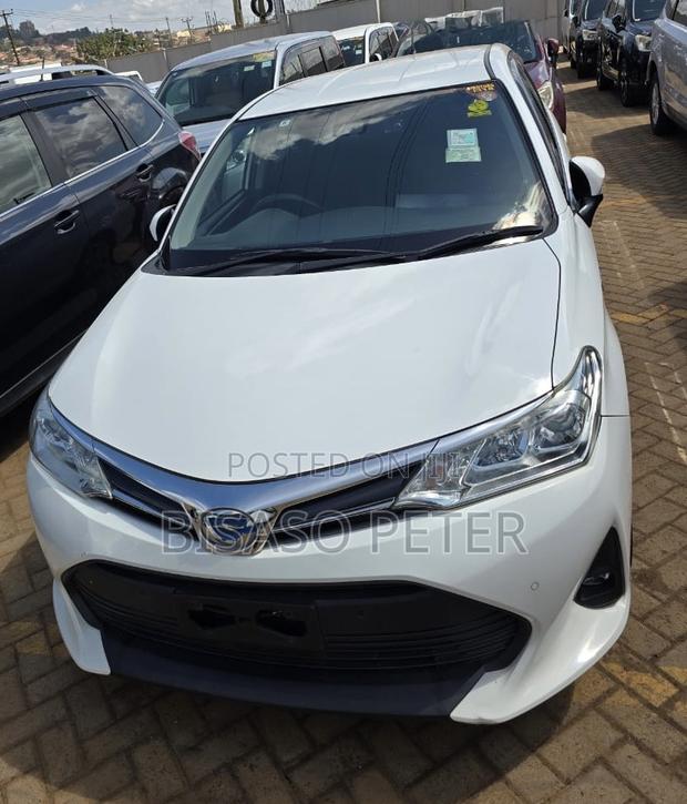 Toyota Corolla Fielder 1.5 Hybrid FWD 2018 White
