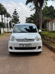 Toyota Sienta 2010 White for sale
