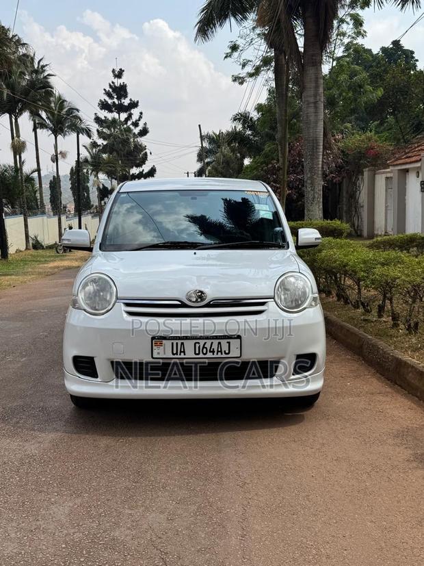 Toyota Sienta 2010 White