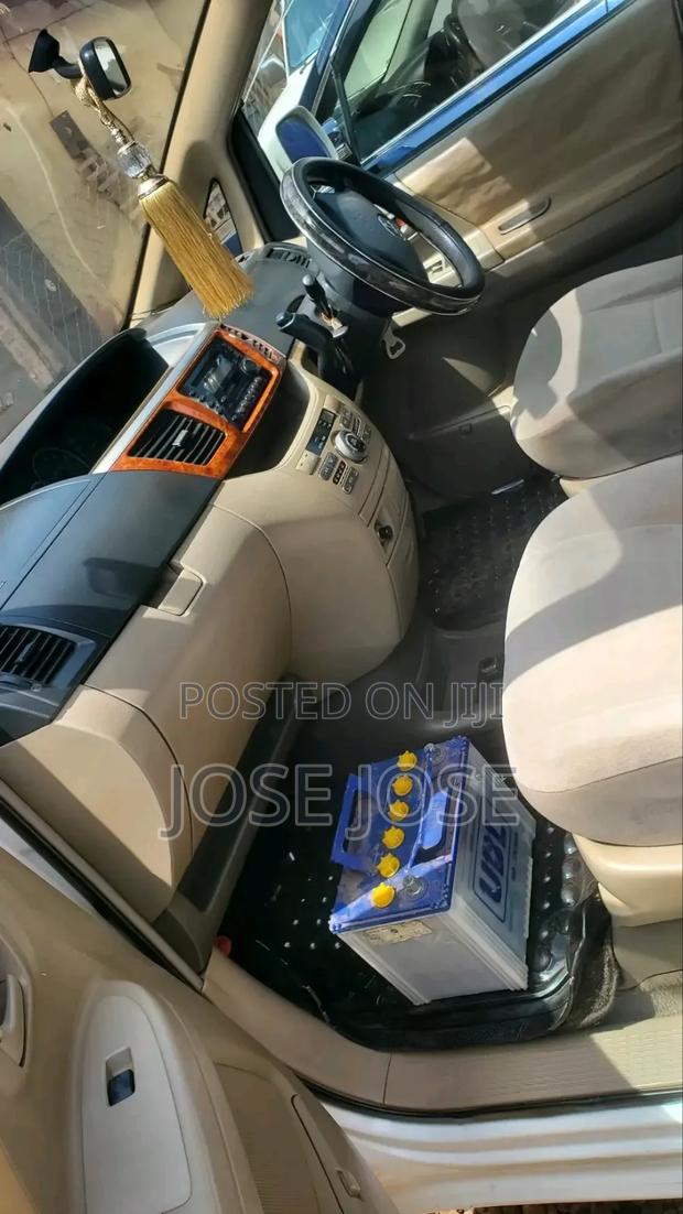 Toyota Noah 2005 White